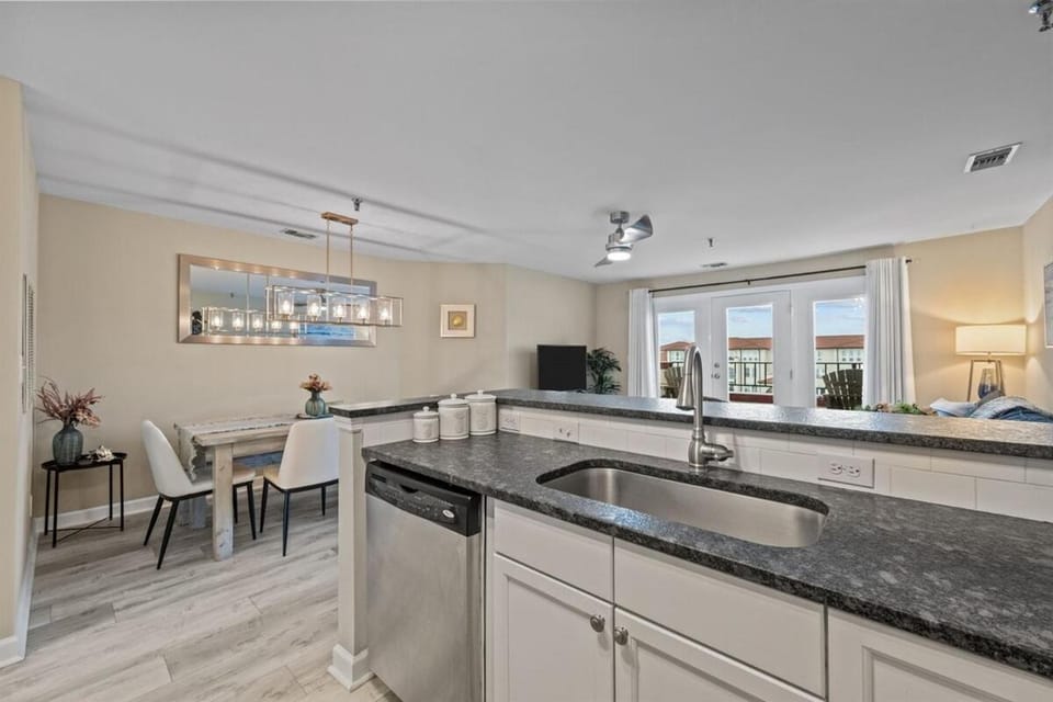 Casa Del Crab- Ocean View Luxe Stay at Villa Capriani Apartment in North Topsail Beach
