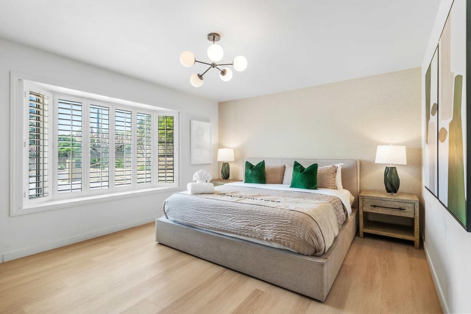 Marbella Lane - Contemporary 4BR Charm w Pool House in Fullerton