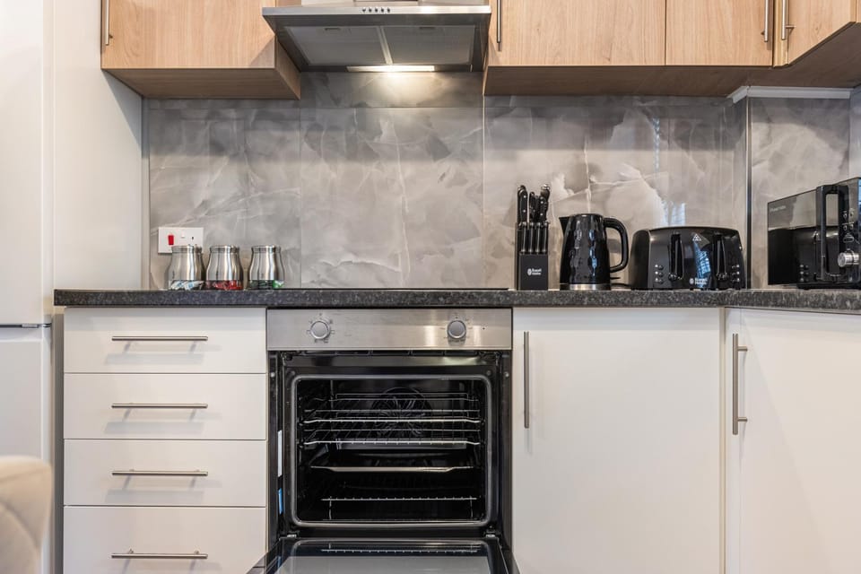 Coffee/tea facilities, Kitchen or kitchenette, stove, toaster