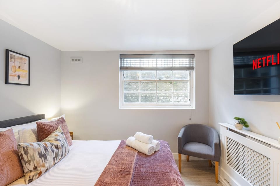 Bed, TV and multimedia, Evening entertainment, Bedroom, towels