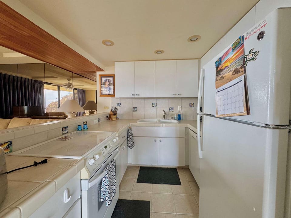 Marbella Lane - Beachfront Haven w MT Views House in Makaha
