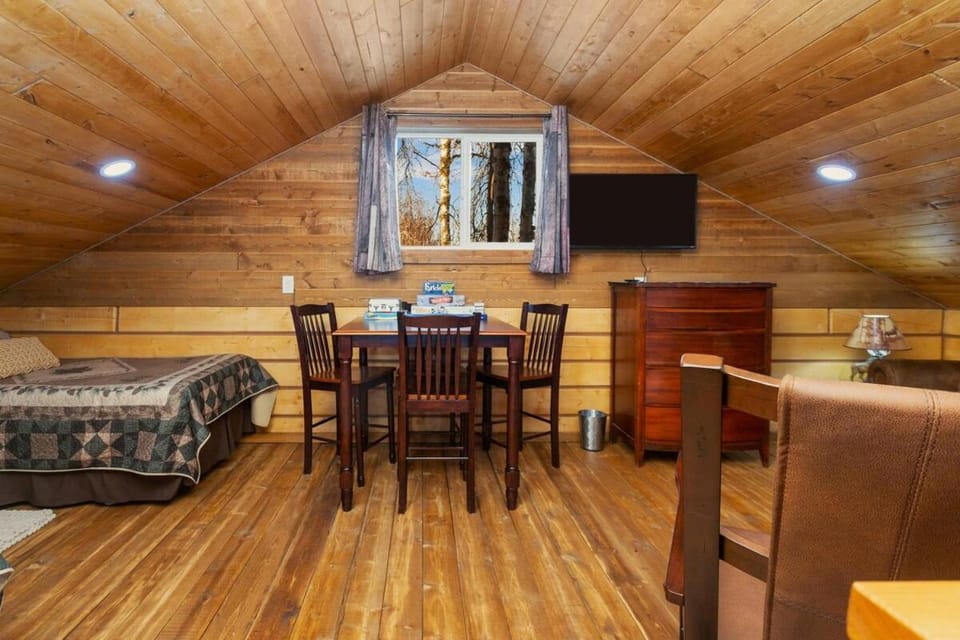 TV and multimedia, Seating area, Dining area