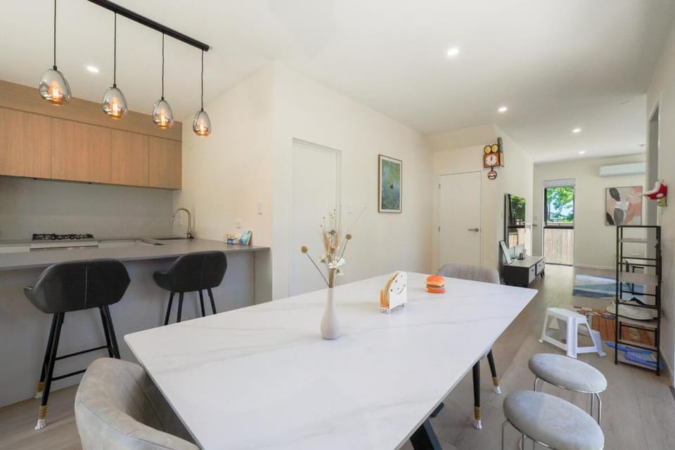 Modern 3-Bedroom Home in Peaceful West Harbour House in Auckland