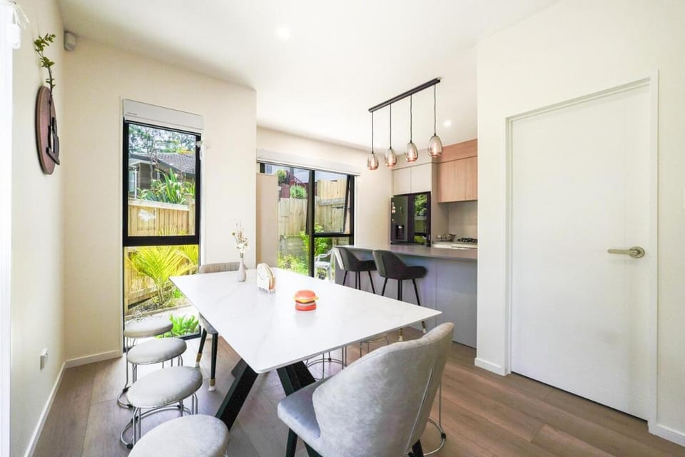 Modern 3-Bedroom Home in Peaceful West Harbour House in Auckland