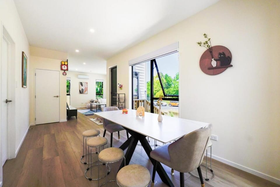 Modern 3-Bedroom Home in Peaceful West Harbour House in Auckland