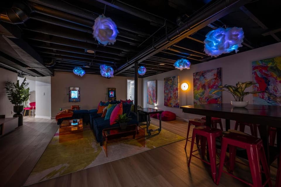 Modern Luxe 3B2B - Hot Tub - Game Room - EV Charger - Walk to Downtown LS Villa in Lees Summit
