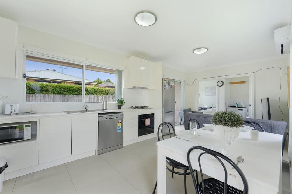 Bright 2BR North Ryde Near Metro & Macquarie House in Sydney