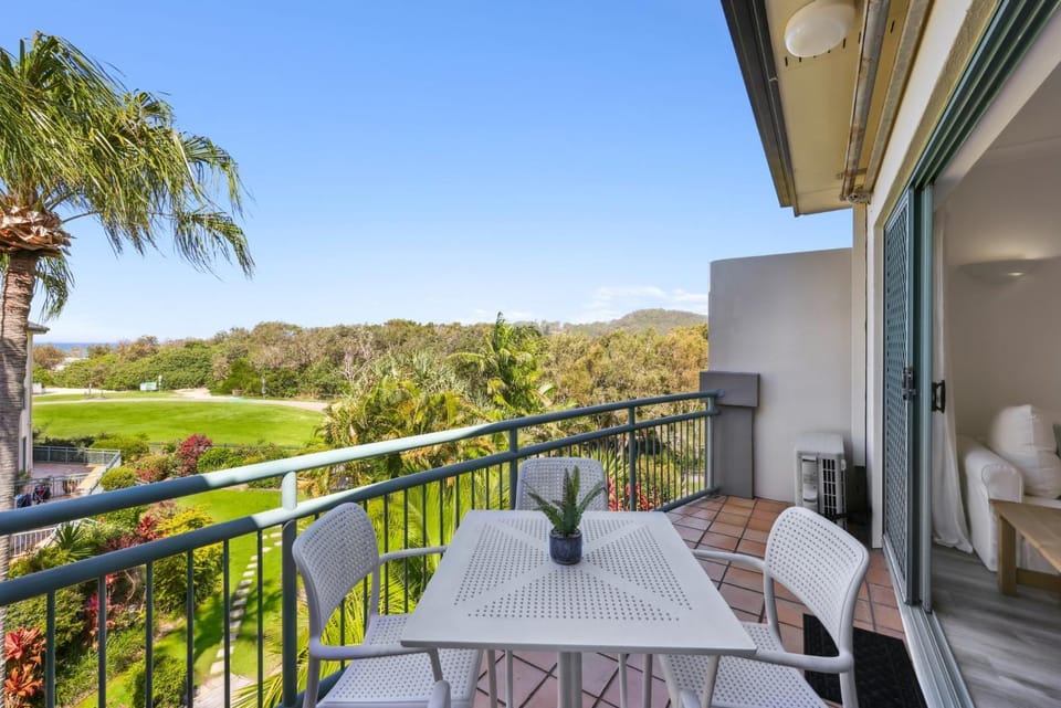 2-Bed Escape with Pool and BBQ Access Apartment in Palm Beach