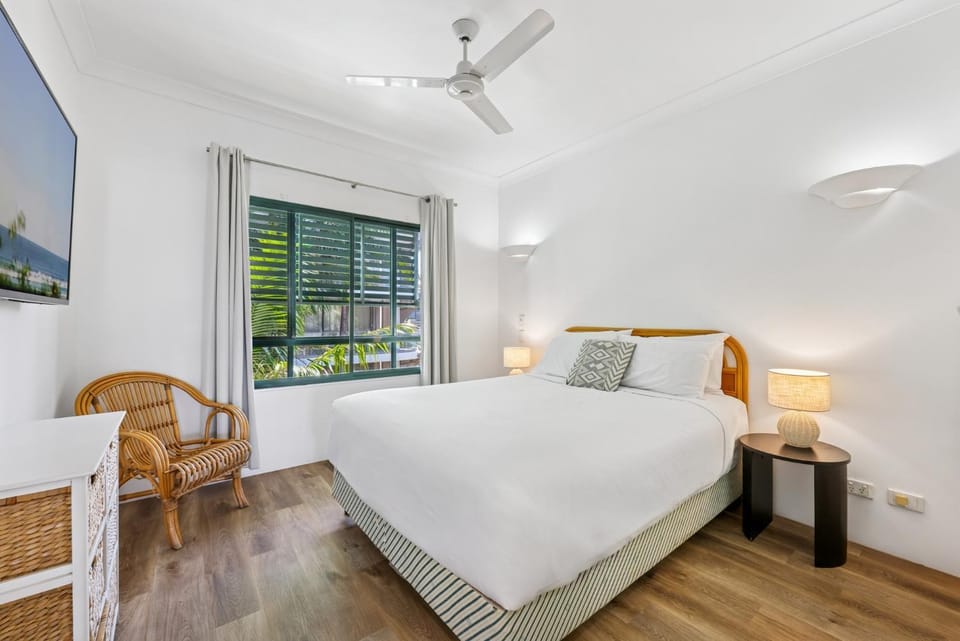 2-Bed Escape with Pool and BBQ Access Apartment in Palm Beach