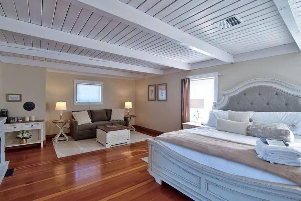 Vintage Terrace Spacious Historic Getaway Hot Tub House in Carlton