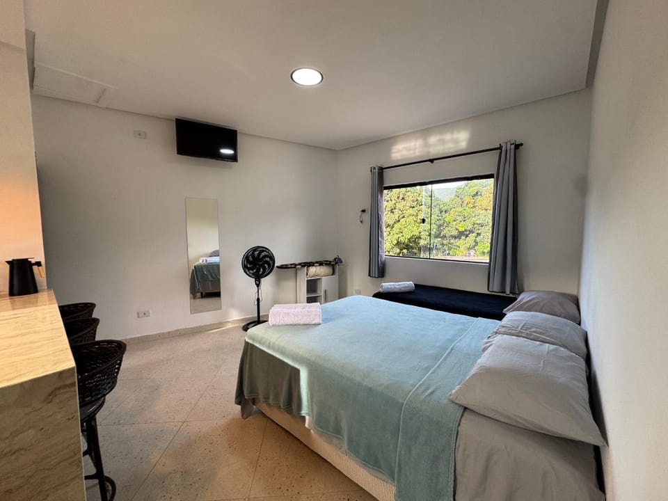Bed, TV and multimedia, Photo of the whole room, Bedroom