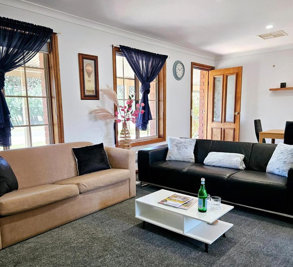 The Little Benalla Escape - Cosy Country Getaway House in Benalla