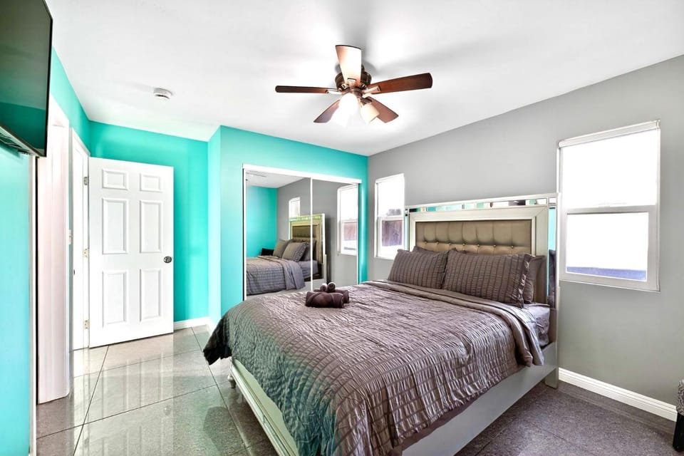 Bed, TV and multimedia, Photo of the whole room, Bedroom, wardrobe