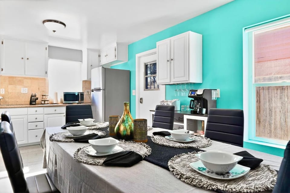 Coffee/tea facilities, Kitchen or kitchenette, Dining area