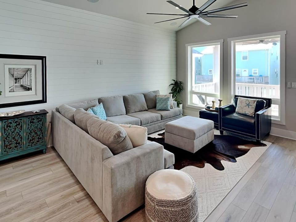 Day, Living room, Seating area, furniture