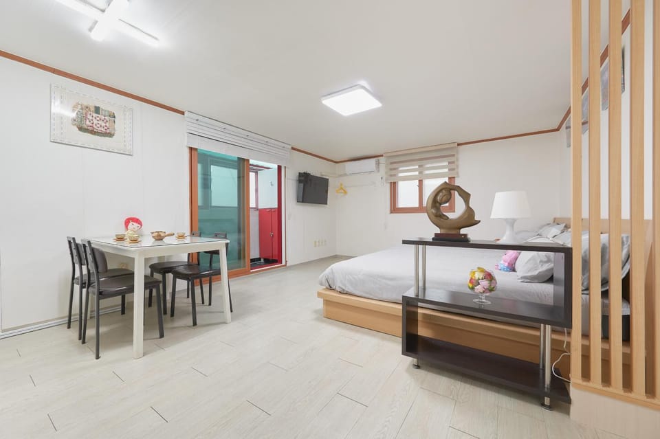 Bed, TV and multimedia, Kitchen or kitchenette, Dining area, Bedroom, air conditioner