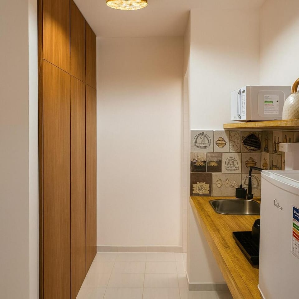 Kitchen or kitchenette, minibar, oven, stove