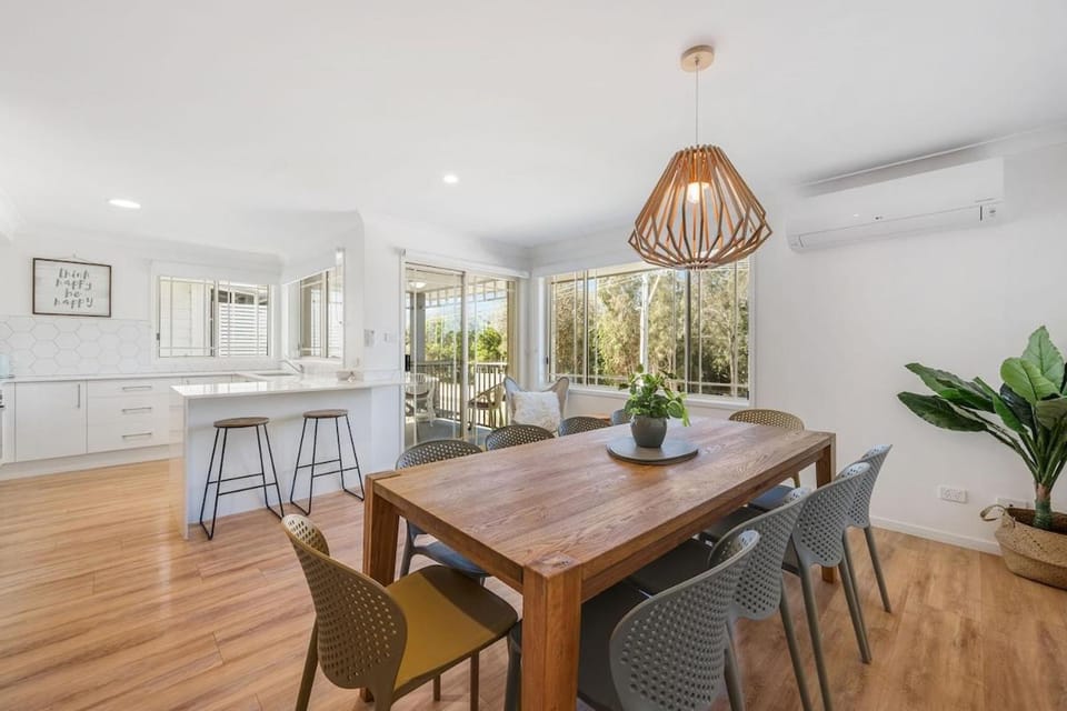 Kitchen or kitchenette, Seating area, Dining area