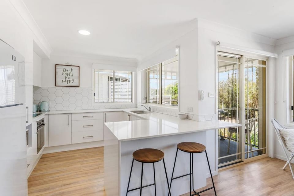 Kitchen or kitchenette, Dining area, stove