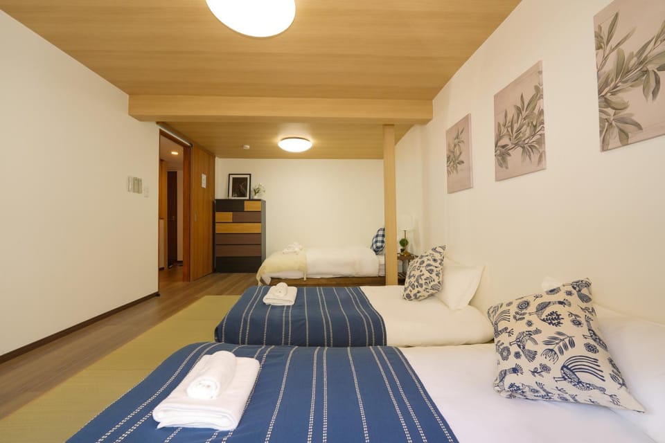 Bed, Photo of the whole room, Seating area, Bedroom, towels