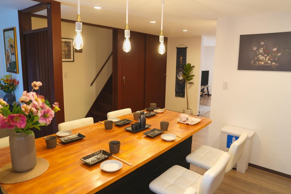 Coffee/tea facilities, Kitchen or kitchenette, Seating area, Dining area