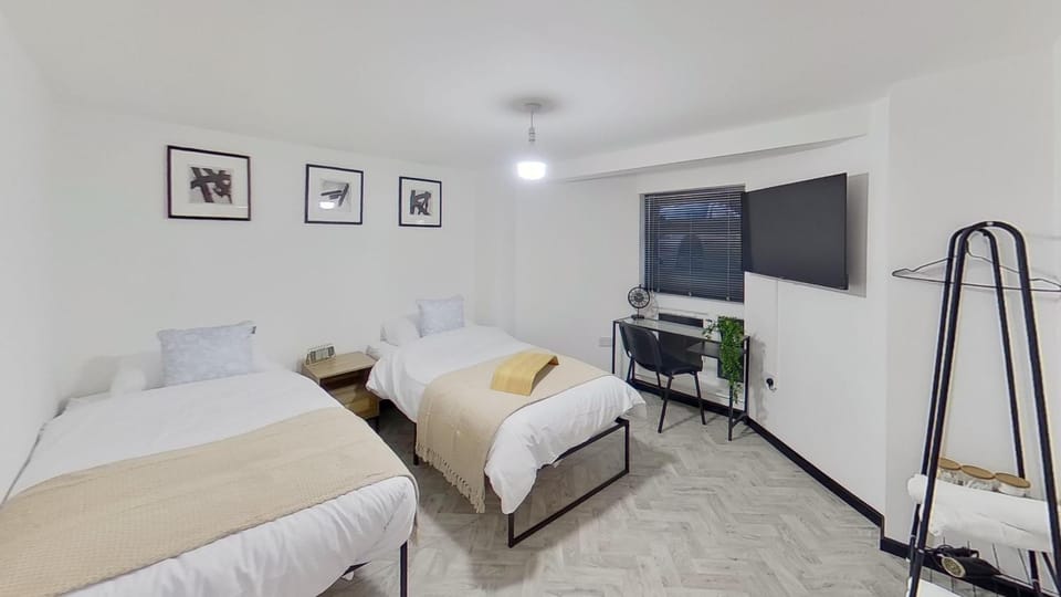 Stylish Modern Studio Near MediaCityUK & Manchester Centre - Free Parking - Sleeps 2 Enjoy Apartment in Salford