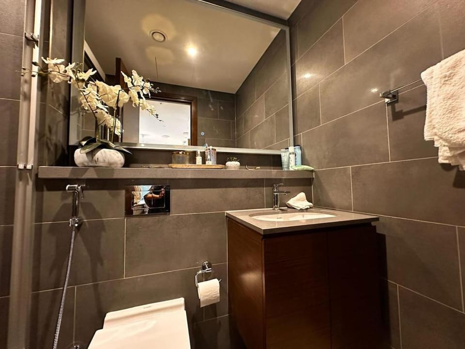 Modern 2BR Dubai Apartment Pool, Gym, Sauna Apartment in Dubai
