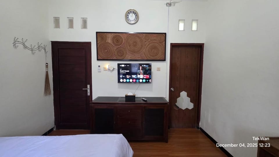 Bed, TV and multimedia, Bedroom