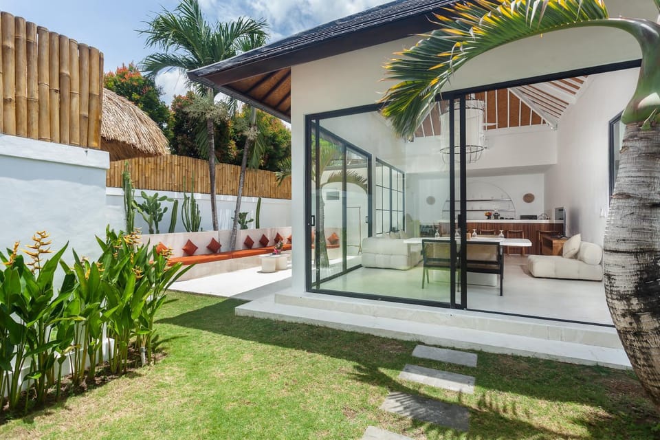 Property building, Patio, Day, Garden, Dining area, Garden view