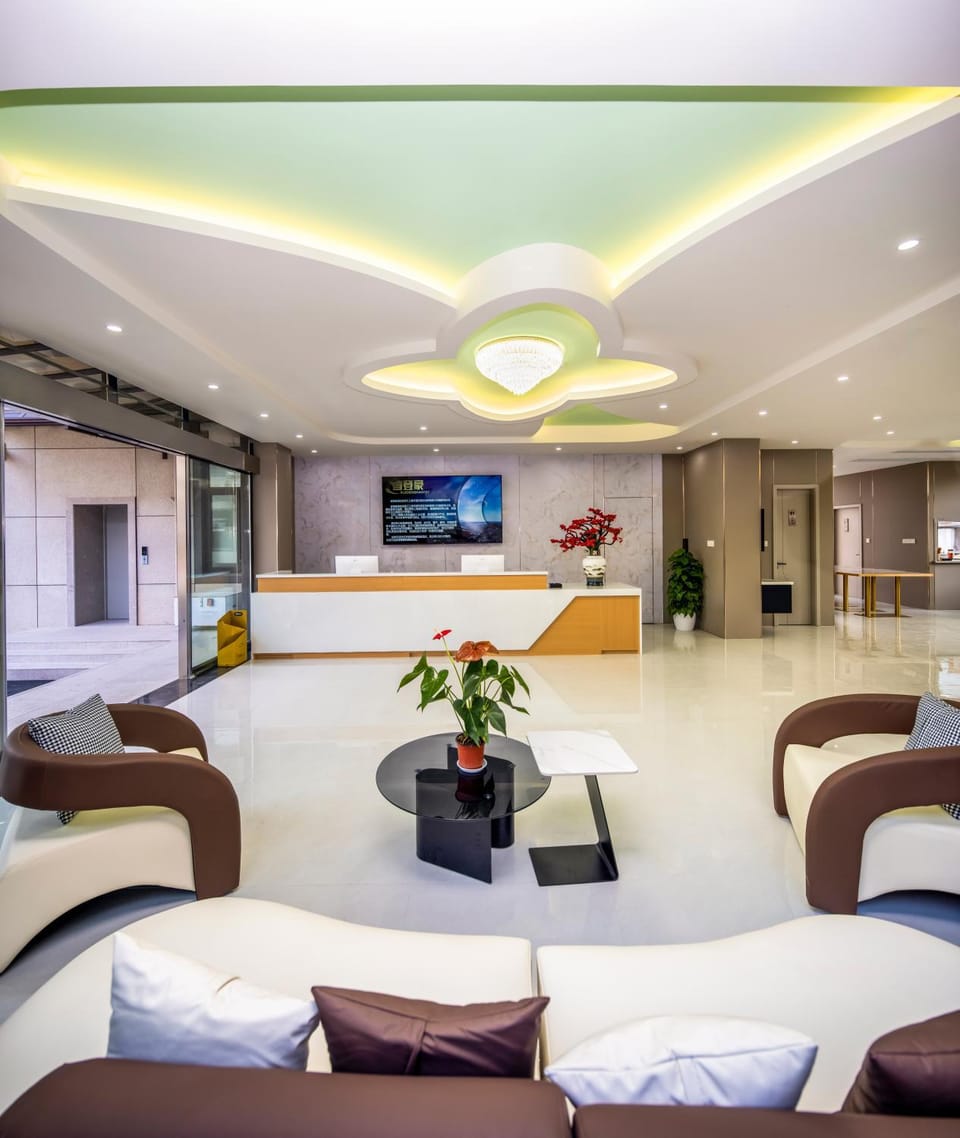 On-site shops, TV and multimedia, Living room, Lounge or bar, Seating area