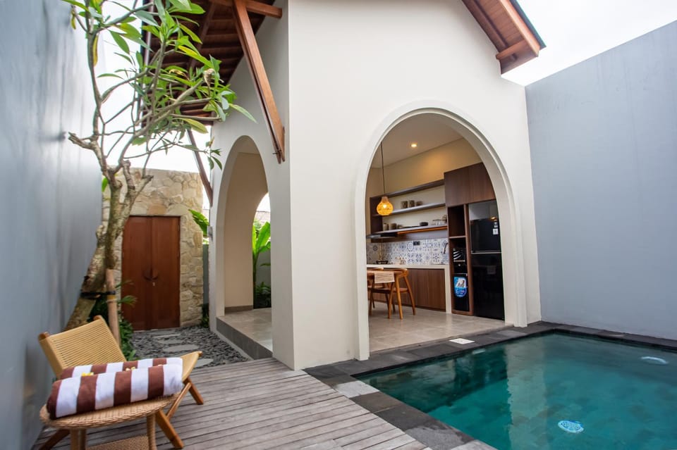 Living room, Dining area, Pool view, kitchen