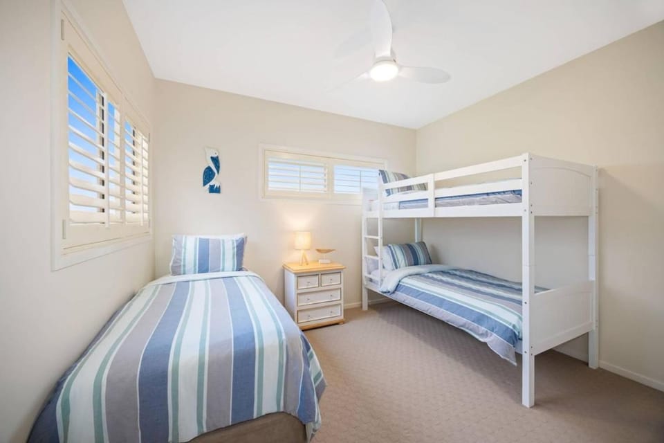 Bed, Photo of the whole room, Bedroom, bunk bed