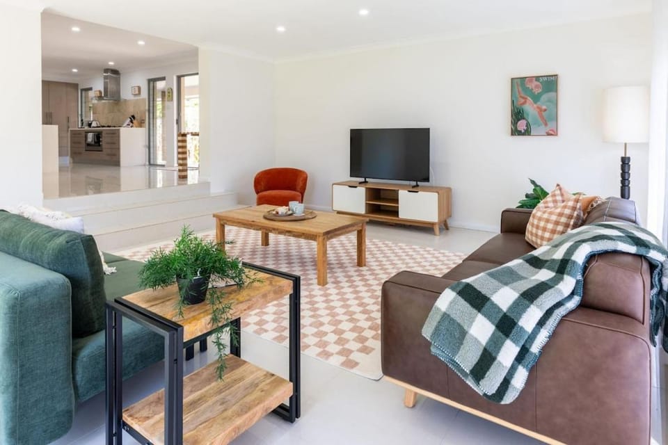 Communal lounge/ TV room, TV and multimedia, Living room, Seating area, Evening entertainment