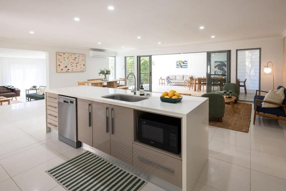 Kitchen or kitchenette, dishwasher, oven