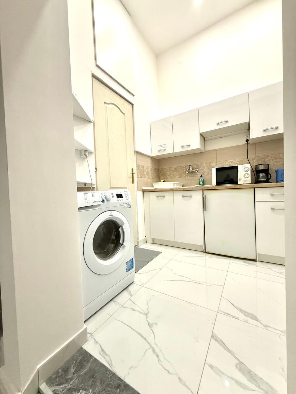 Coffee/tea facilities, microwave, washing machine, kitchen