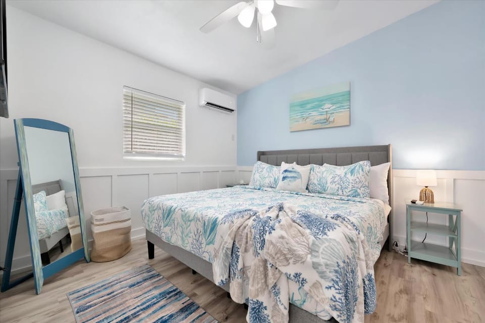 Waterfront & Pet Friendly Boat Dock Walk 2 Beach Apartment in Indian Rocks Beach