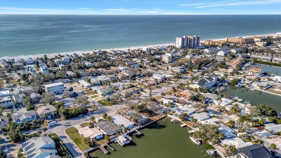 Waterfront & Pet Friendly Boat Dock Walk 2 Beach Apartment in Indian Rocks Beach