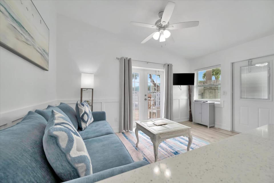 Waterfront & Pet Friendly Boat Dock Walk 2 Beach Apartment in Indian Rocks Beach