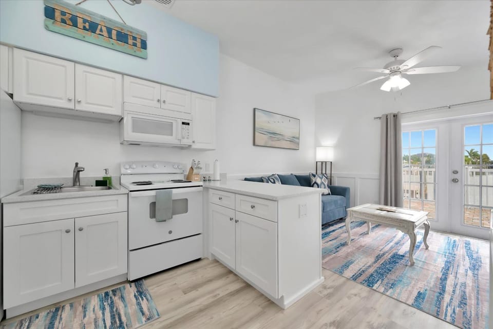Waterfront & Pet Friendly Boat Dock Walk 2 Beach Apartment in Indian Rocks Beach