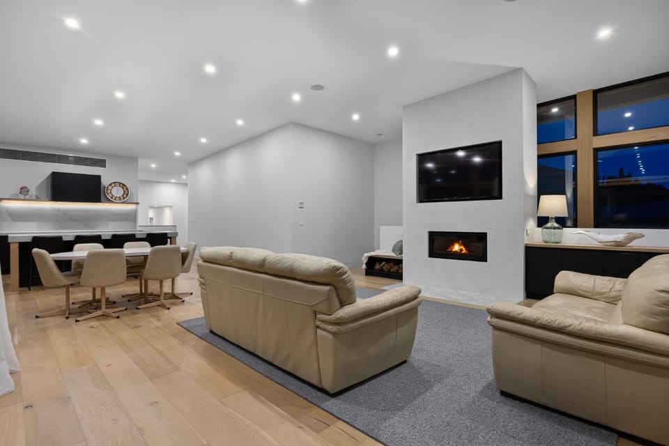 TV and multimedia, Living room, Seating area, Evening entertainment, fireplace