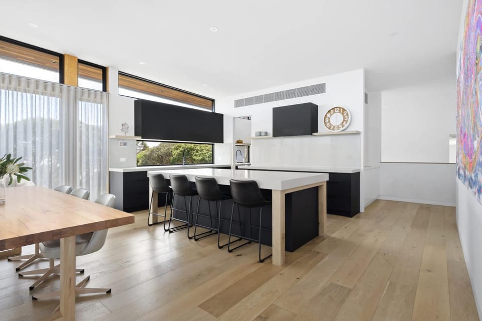 Kitchen or kitchenette, Seating area, Dining area