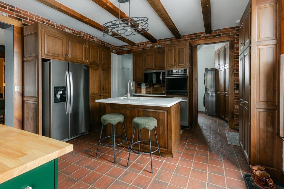Kitchen or kitchenette, dishwasher, oven, stove