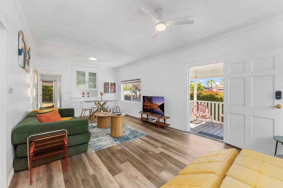 Living room, Photo of the whole room, Seating area, furniture
