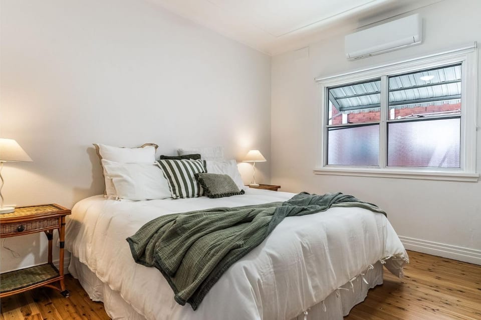 Bed, Bedroom, air conditioner