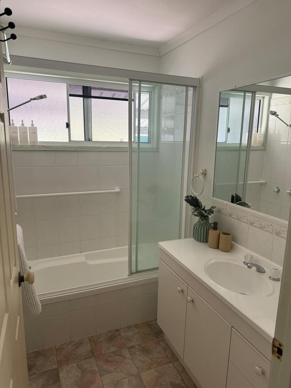 Pets Welcome - 3 Bedroom Country Cottage Apartment in Brisbane