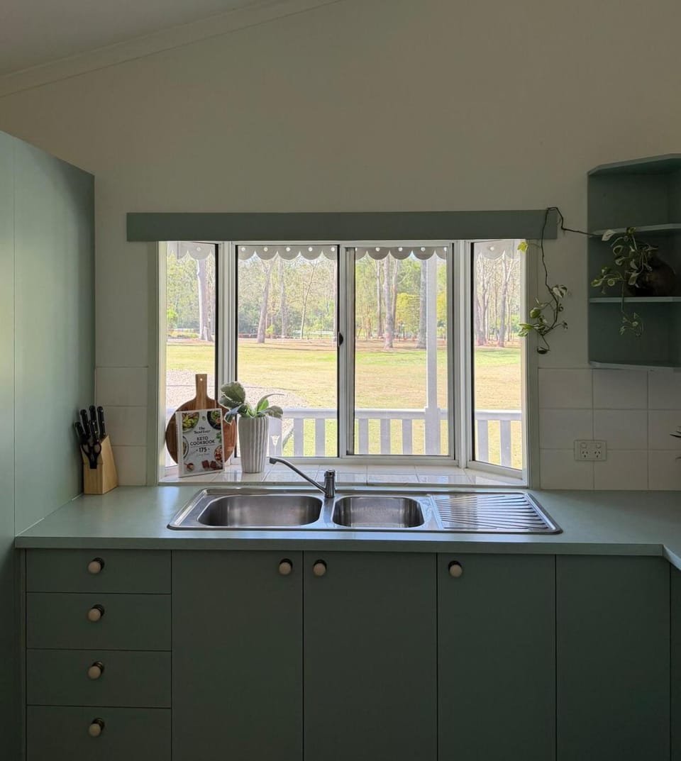 Pets Welcome - 3 Bedroom Country Cottage Apartment in Brisbane