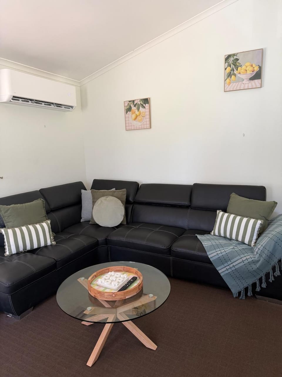 Pets Welcome - 3 Bedroom Country Cottage Apartment in Brisbane