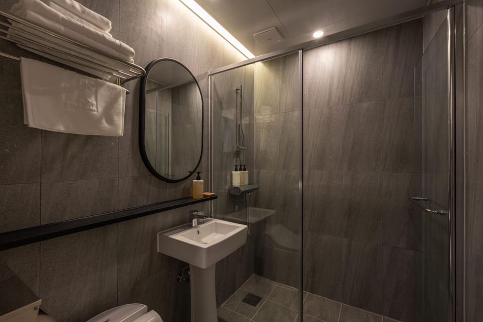 Shower, Toilet