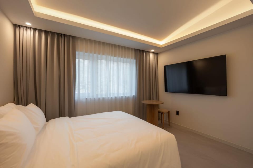 Bed, TV and multimedia, Bedroom