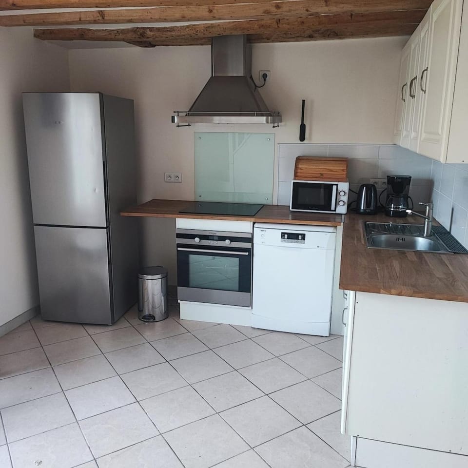 Cozy house, small garden and parking, train station on foot House in Île-de-France